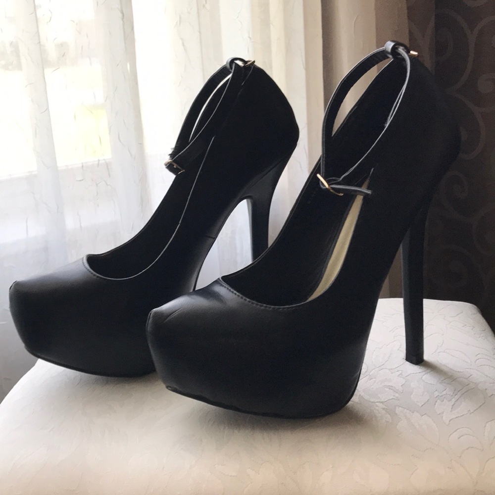Black pumps heels
